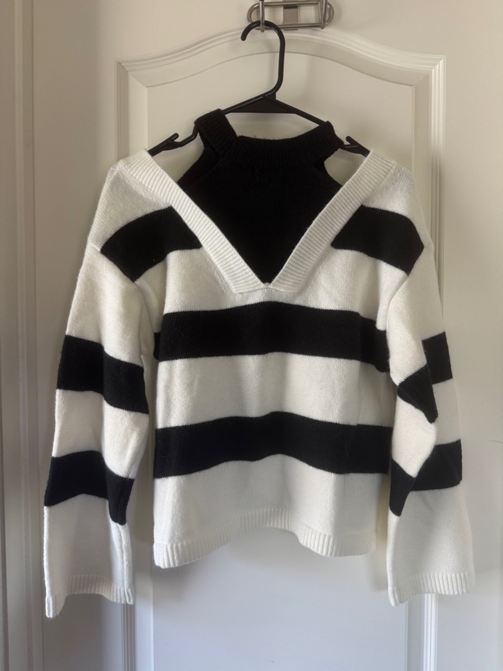 Striped Black and White V-Neck Cold-Shoulder Sweater / BB4